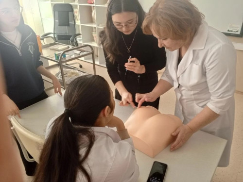 В Няганском Технологическом Колледже прошёл мастер-класс по внутримышечным инъекциям, который провела фельдшер БУ "Няганская городская детская поликлиника" 