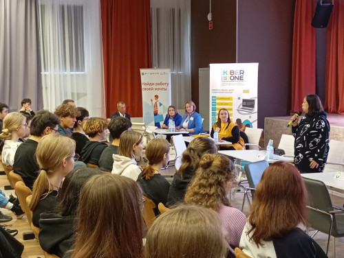 30.10.2025 в Няганском технологическом колледже прошла Ярмарка вакансий «Активная среда», организованная центром Душевные люди! 