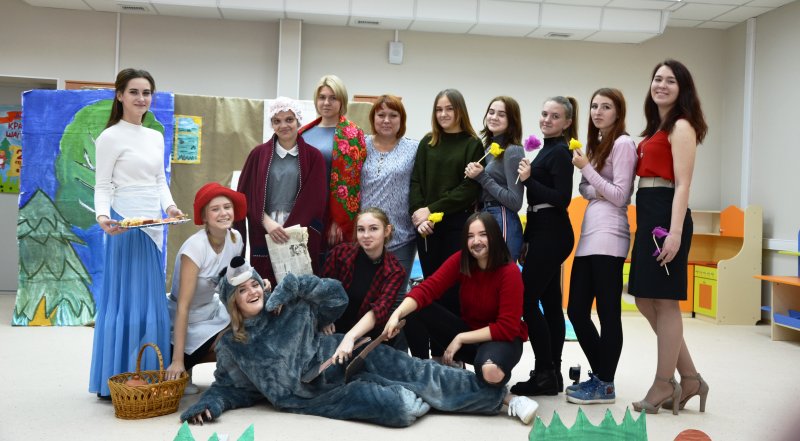 Студенты группы ДО-17 «Дошкольное образование» представили спектакль «Красная шапочка».