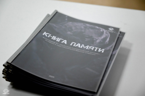 Живая память: в Няганском технологическом колледже представили «Книгу памяти» выпускников, погибших в зоне СВО.