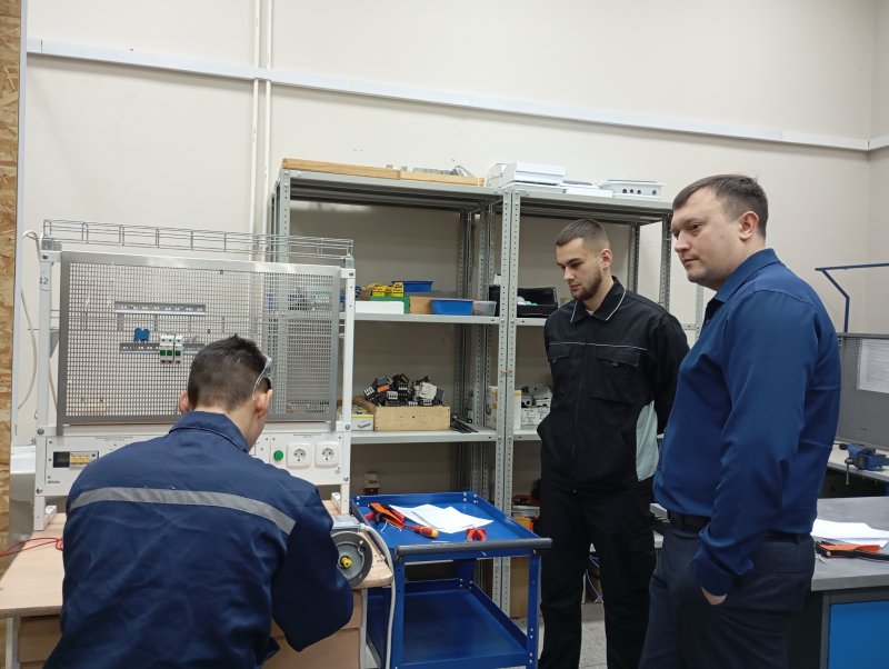 Сегодня в Няганском технологическом колледже прошел важный экзамен по ПМ.03 "Осуществление технического обслуживания и ремонта электрического" для группы ЭО-23! 