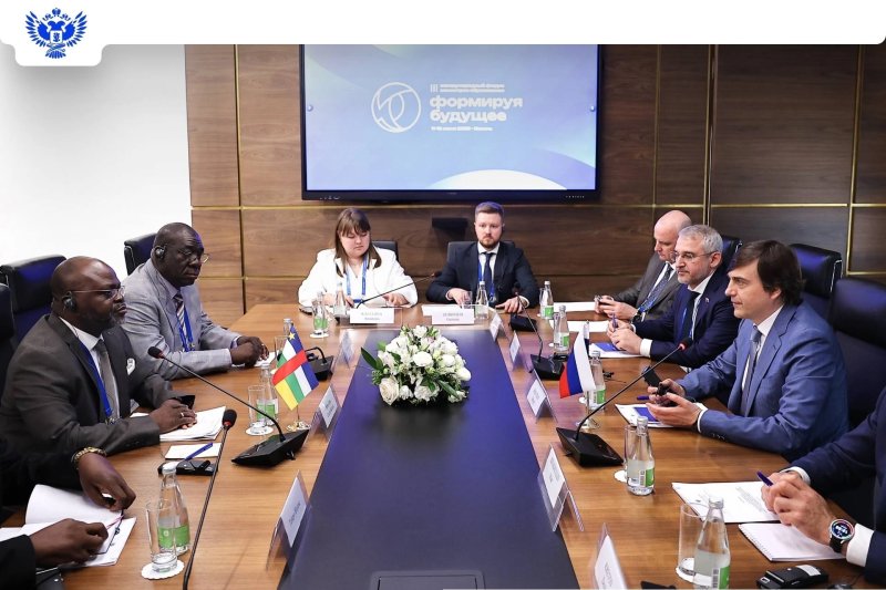 Русский язык объединяет