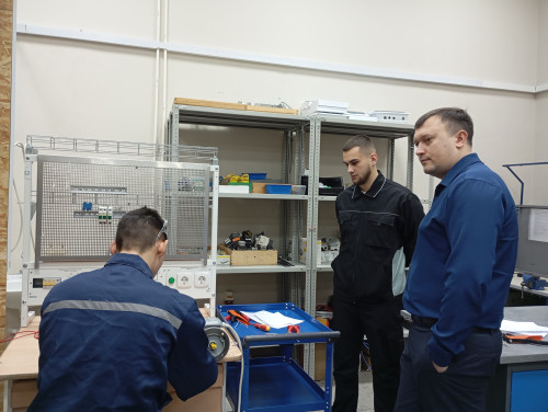 Сегодня в Няганском технологическом колледже прошел важный экзамен по ПМ.03 "Осуществление технического обслуживания и ремонта электрического" для группы ЭО-23! 