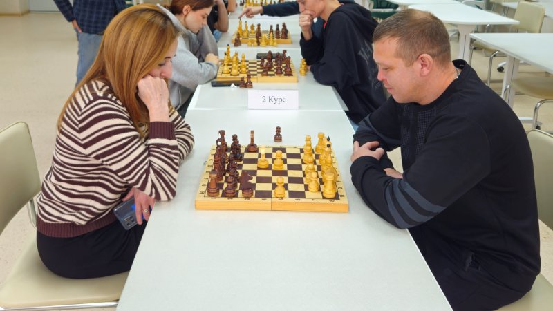 Напряженная борьба на шахматных досках!